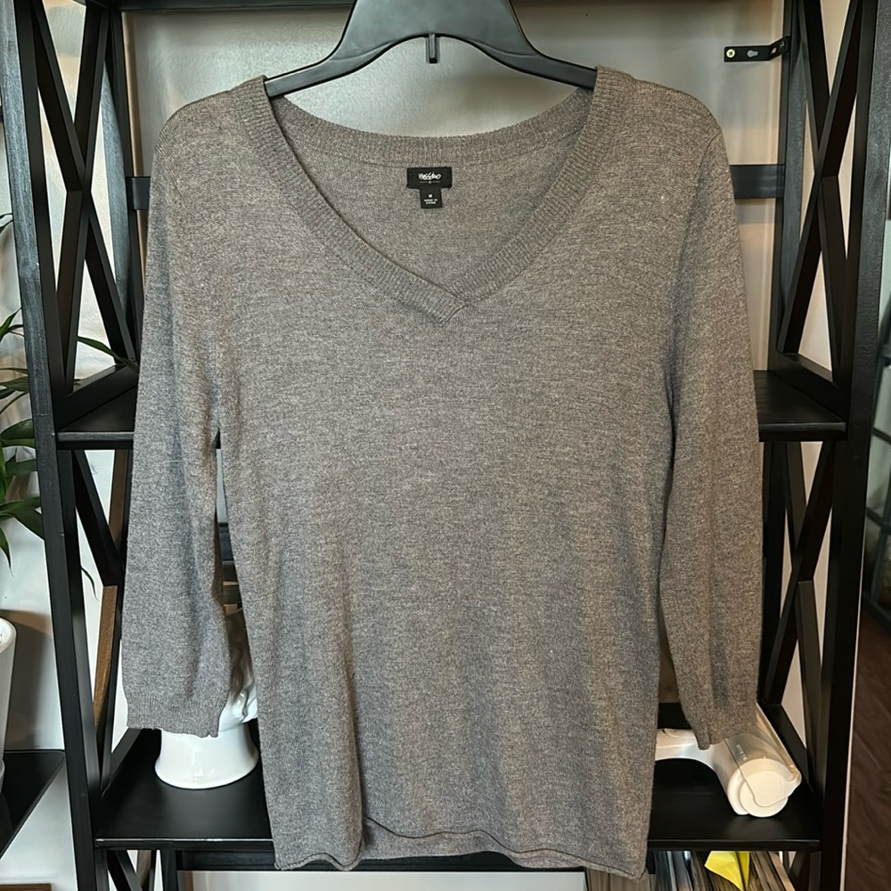 Lightweight V neck sweater